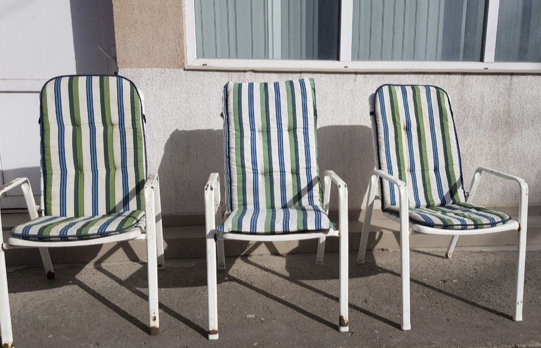 3 Scaune ideale pentru gradină & terasă(balcon)+ 3 perne 

- Sunt din