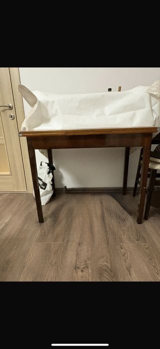 Комплект маса със столове и диван