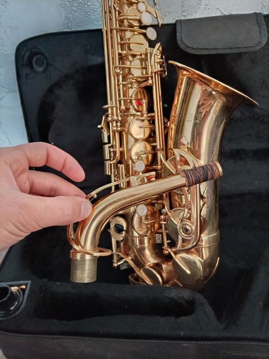 Саксофон продаётся на фирме "SLADE" муштук,трос, футляры, есть.