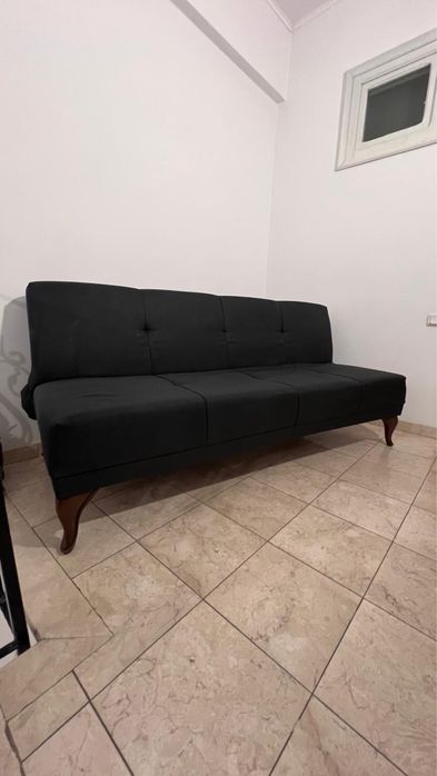 Canapea neagra extensibila