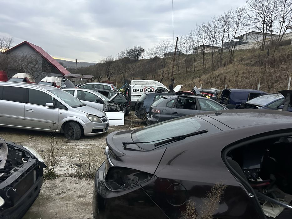 Vand parc dezmembrari auto