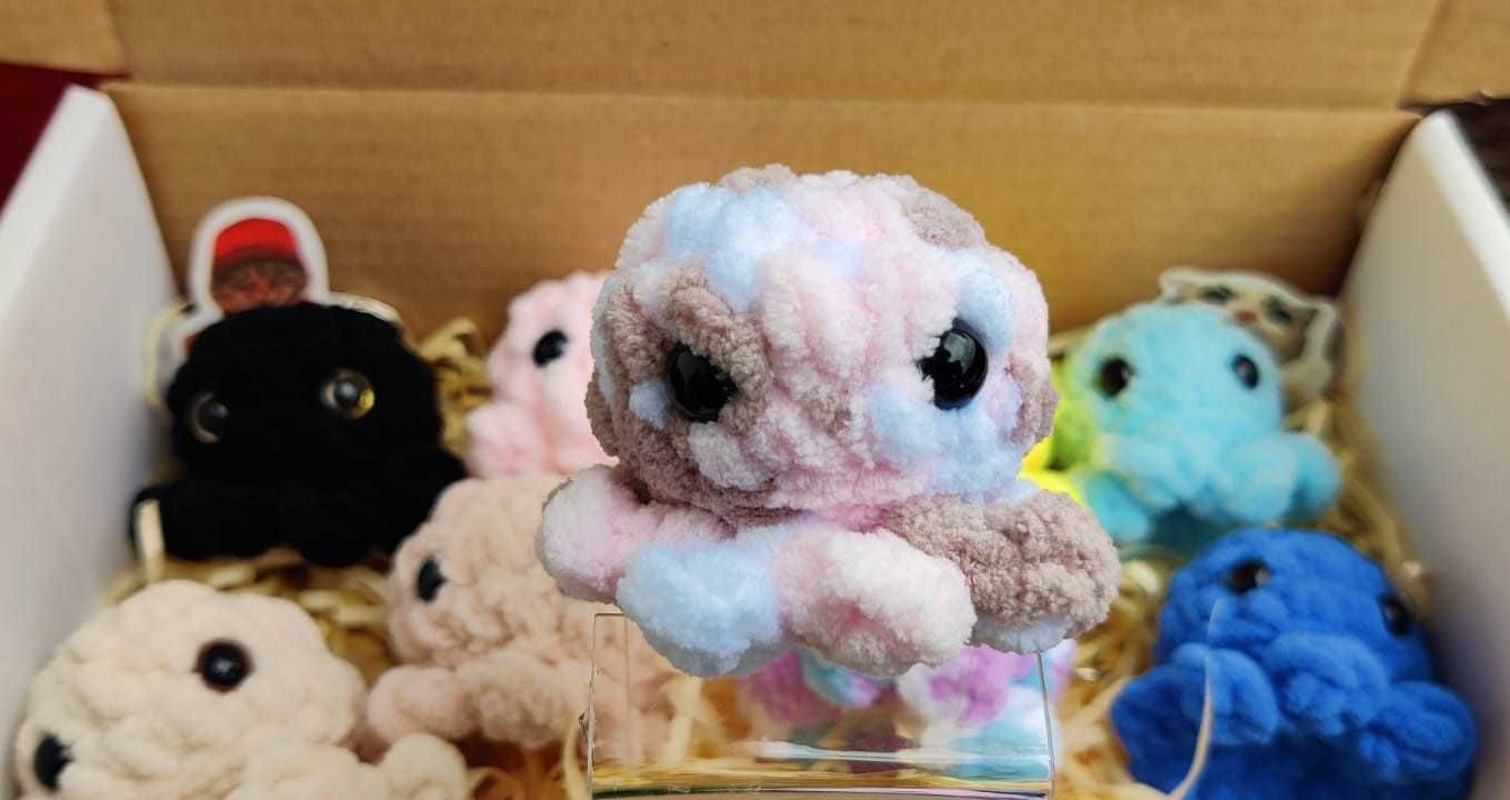 Breloc / Jucarie Caracatita Crosetata Cu Ata De Plush - Crafts by Dede