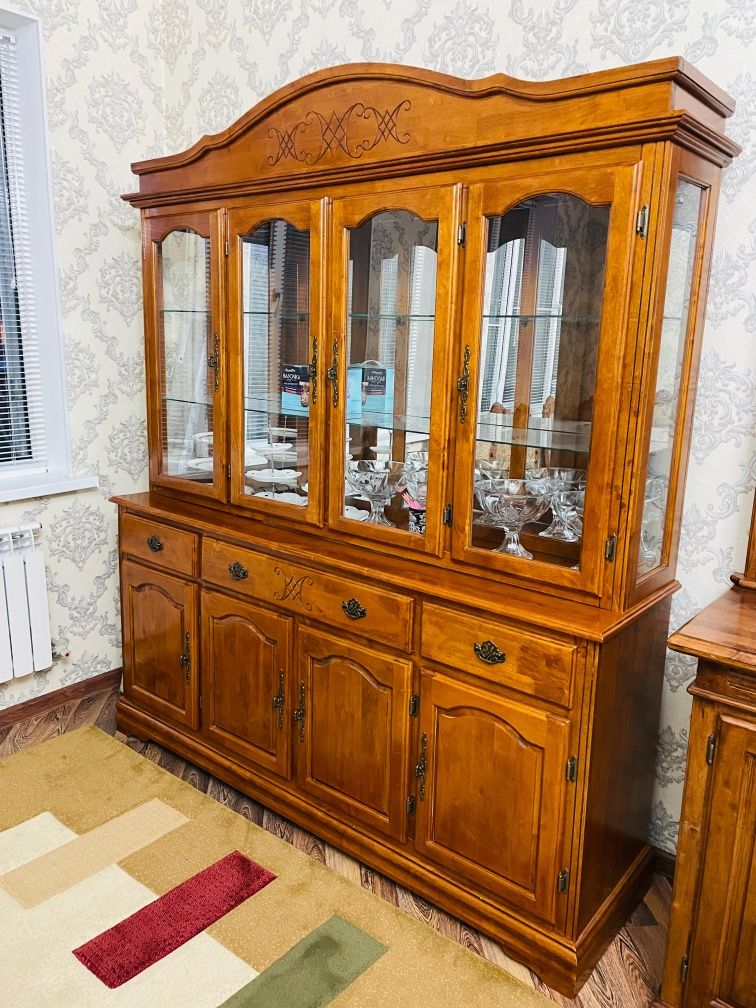 Два старинных камода (дерево)