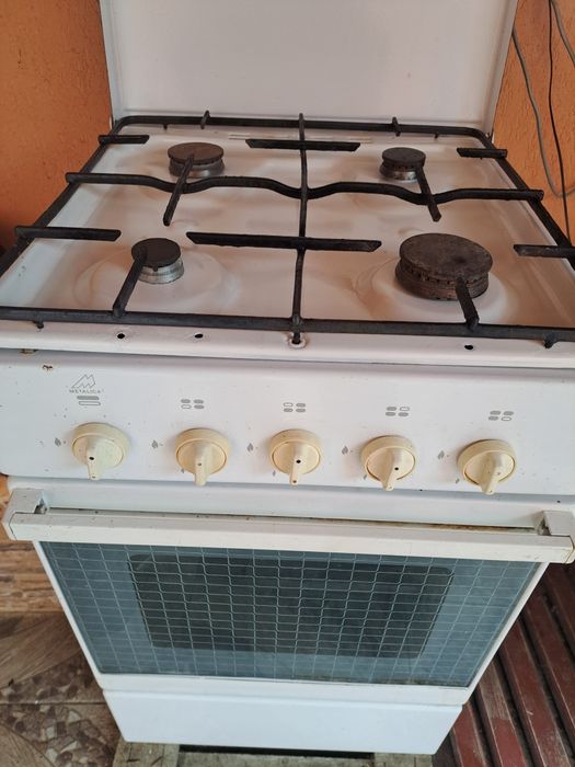 Vand aragaz cu 4 ochiuri si cuptor in stare impecabila de functionare