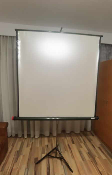 Ecran de proiecție Revue cu trepied pentru videoproiector retractabil