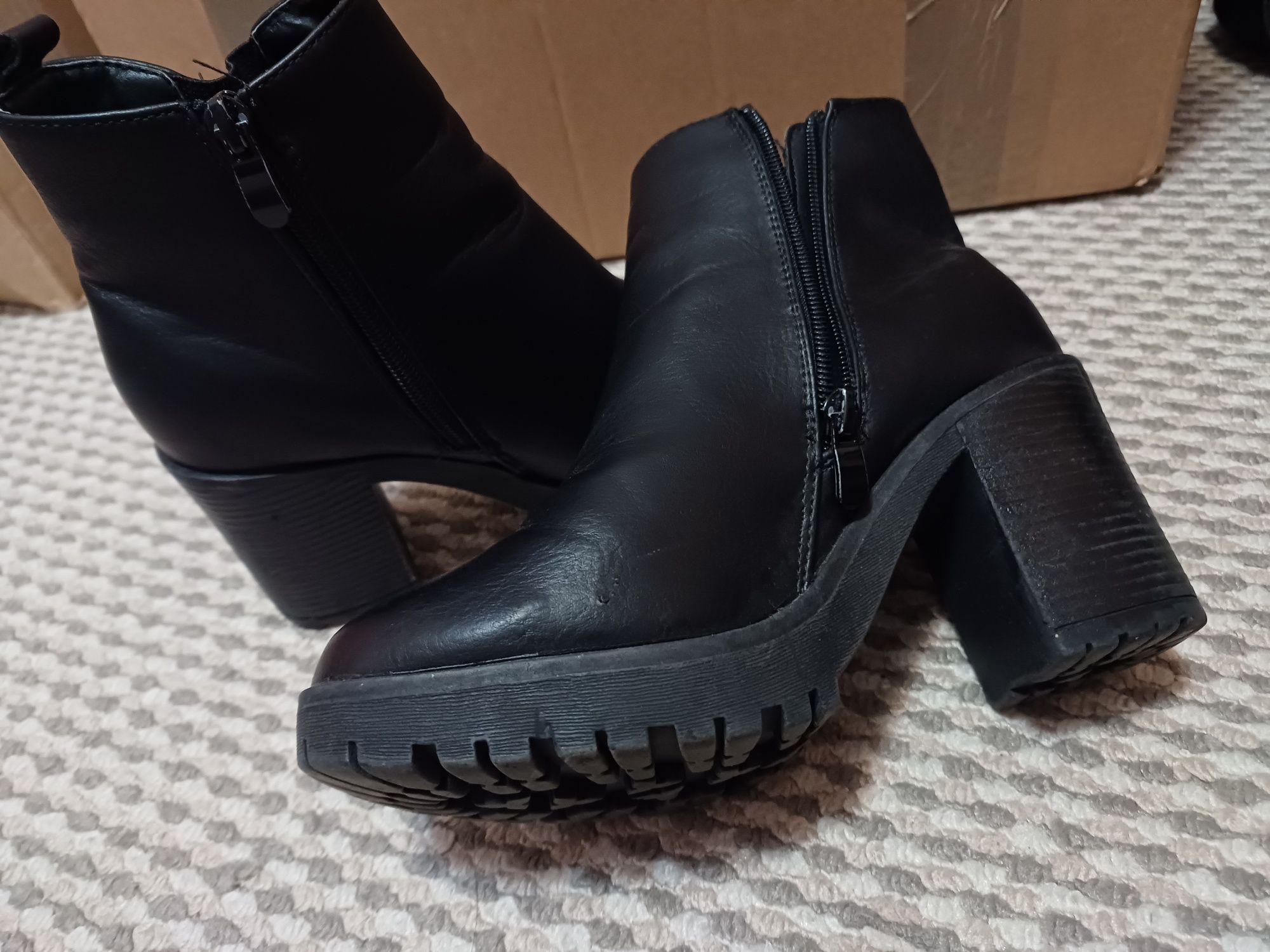 Botine cu toc, mărimea 37
