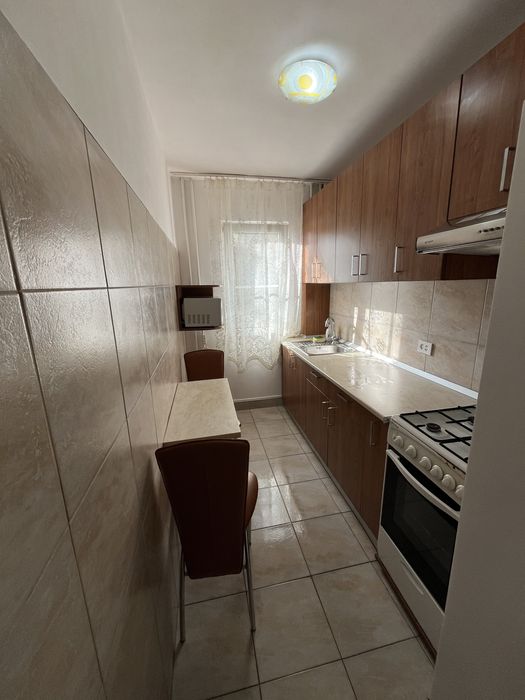 Persoana fizica dau in chirie ap cu 2 camere + living