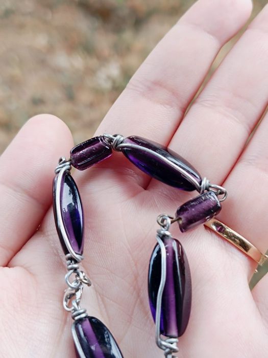 Veche bratara din sticla mov