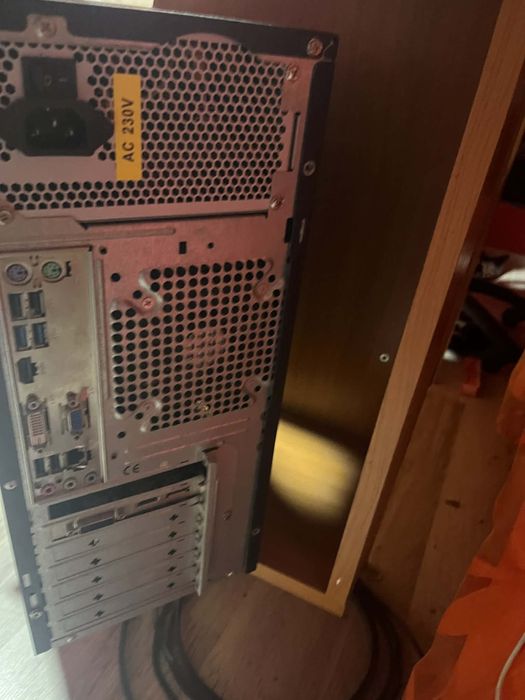 Vand Pc cu monitor,tastatura si mouse