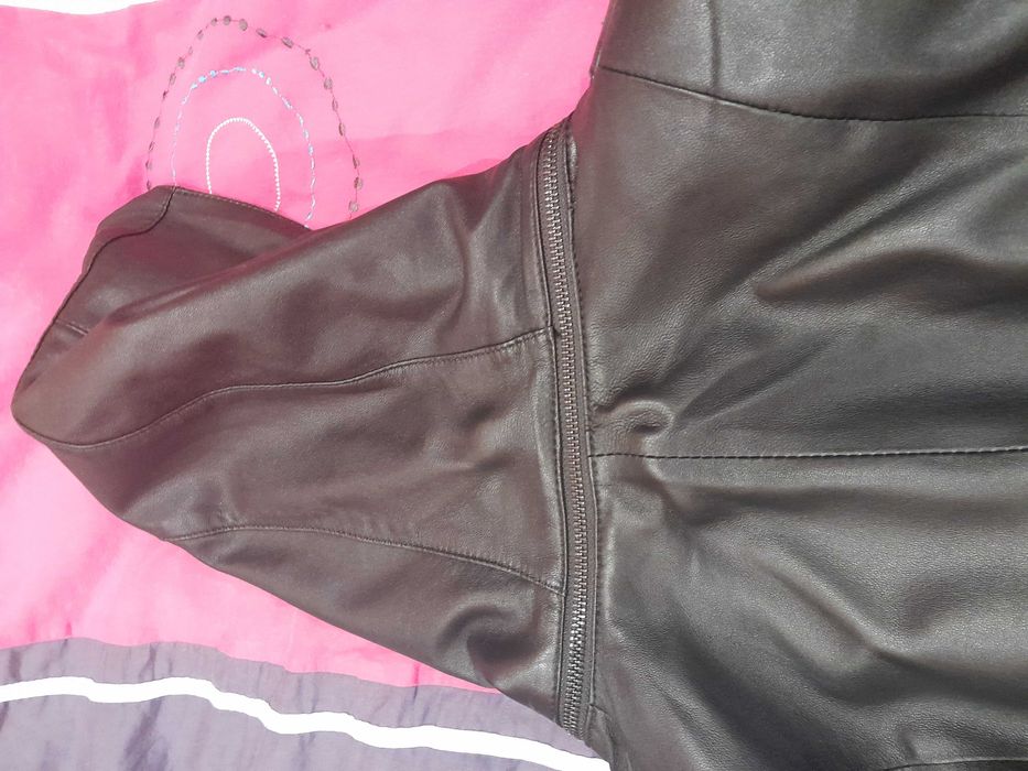 Дамско кожено яке с качулка