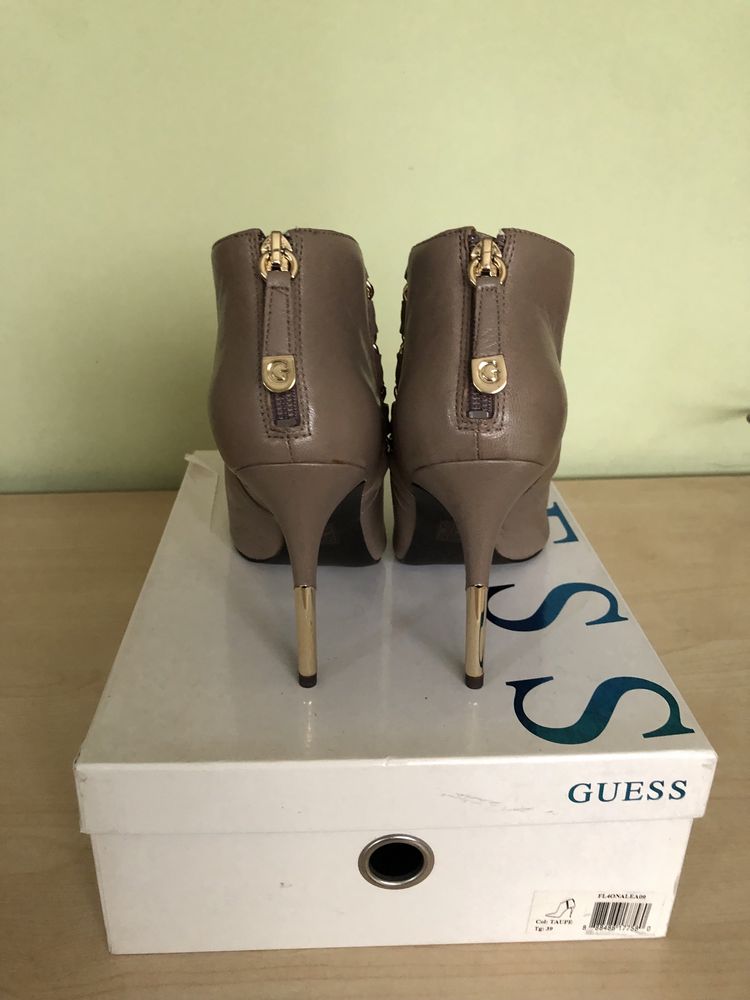 Чисто нови кожени боти GUESS