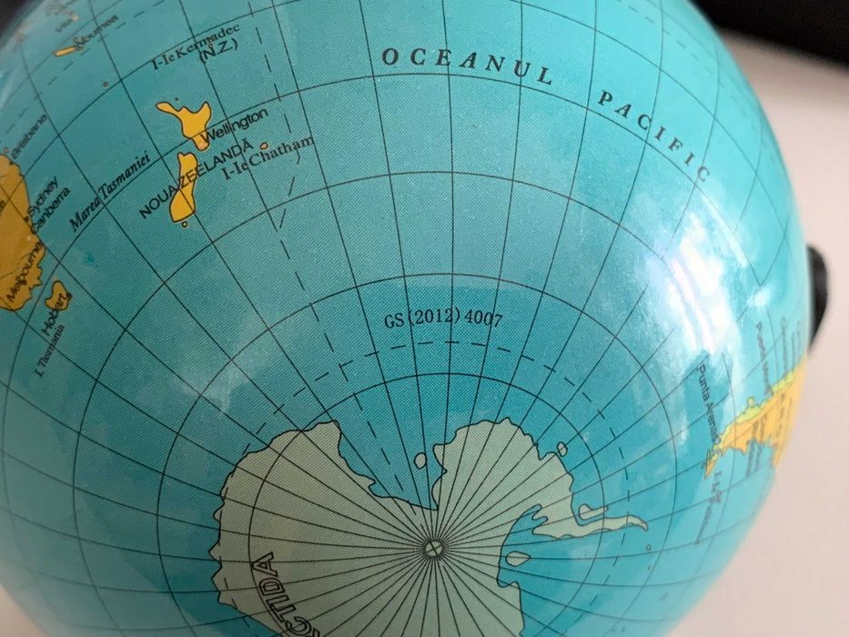 Glob pământesc mic, rotativ, cu suport negru – perfect pentru birou