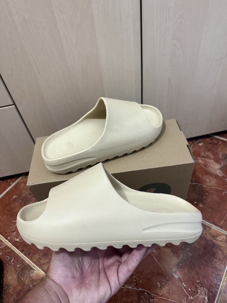 Papuci yeezy slide cream