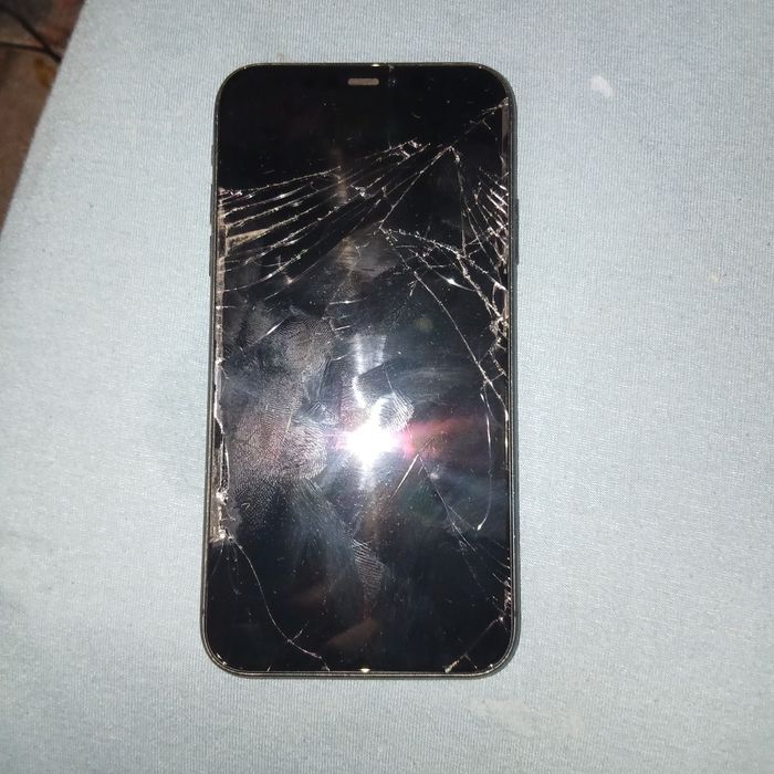 Vand iphone 11 cititi descrierea