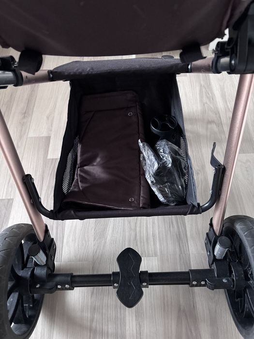 Vând cărucior 2 in 1, cu șezut care se transformă și în landou