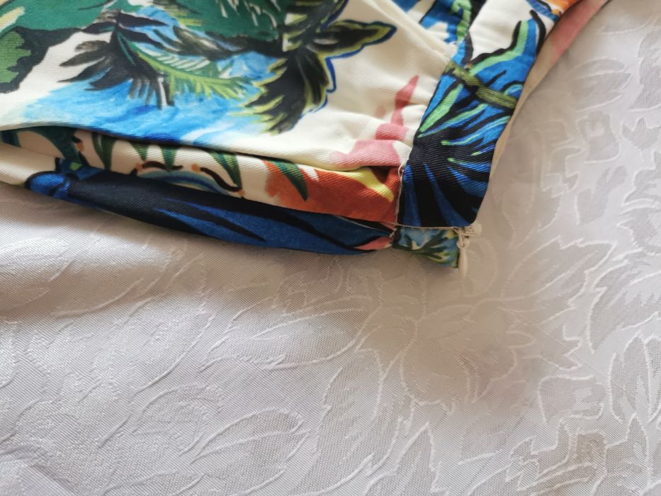 Разкроена пола в пъстри цветове