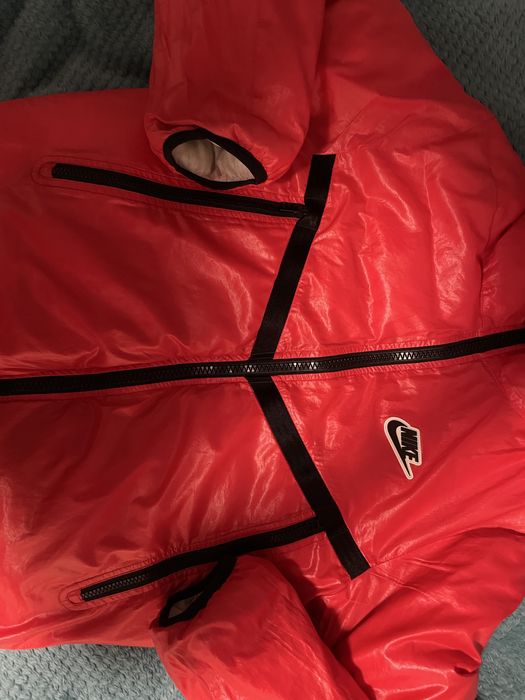 Червено яке Nike