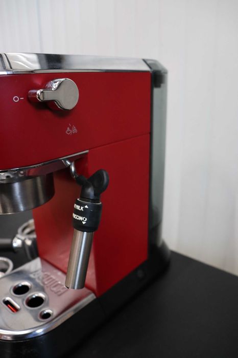 Еспресо кафемашина Delonghi Dedica EC685.M (Метал) 15 Bar, 1350W