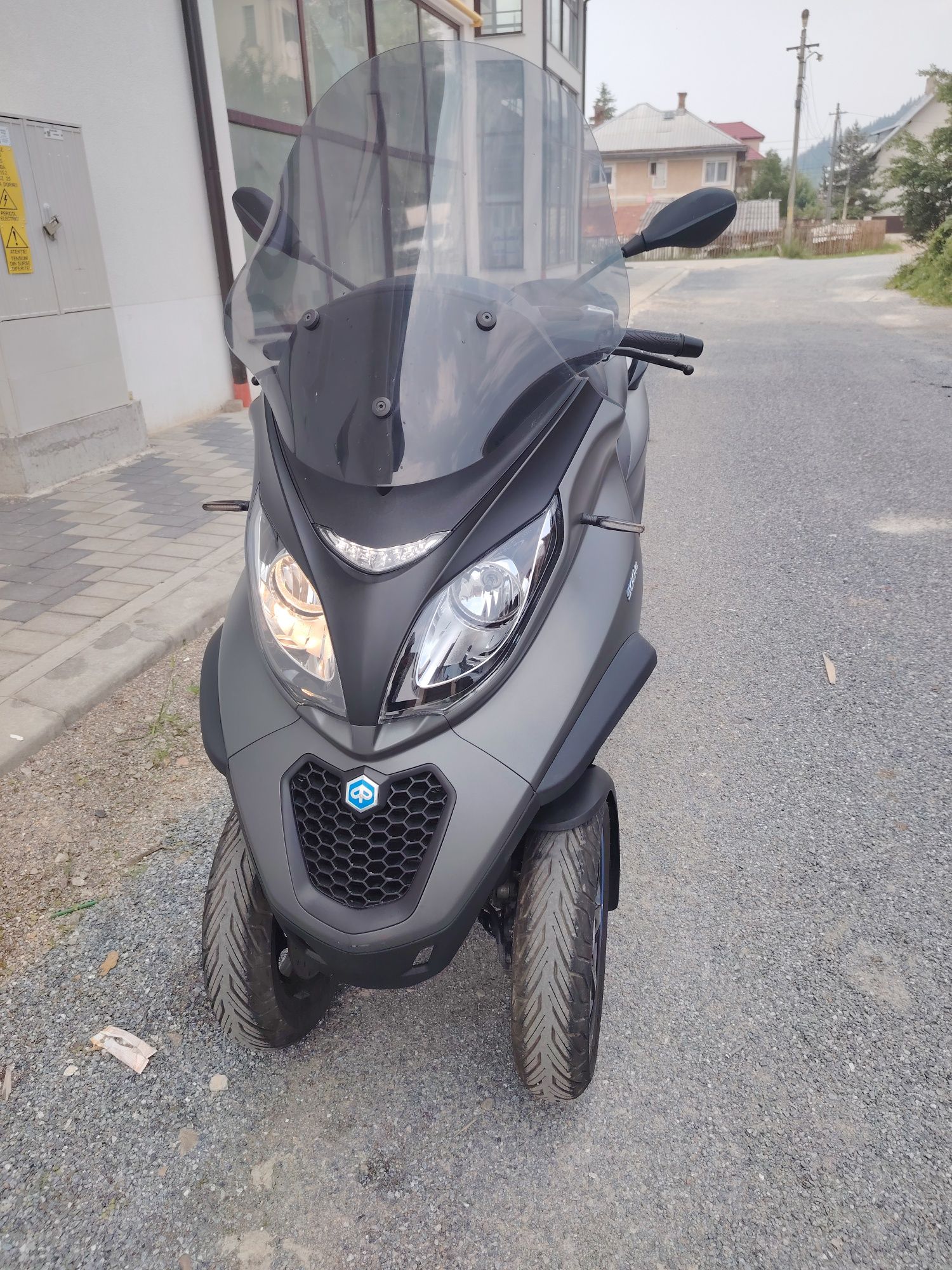 vând piaggio mp3 500