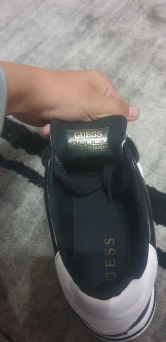 Adidasi dama Guess
