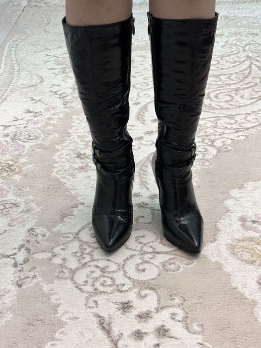 Черные лакированные сапоги