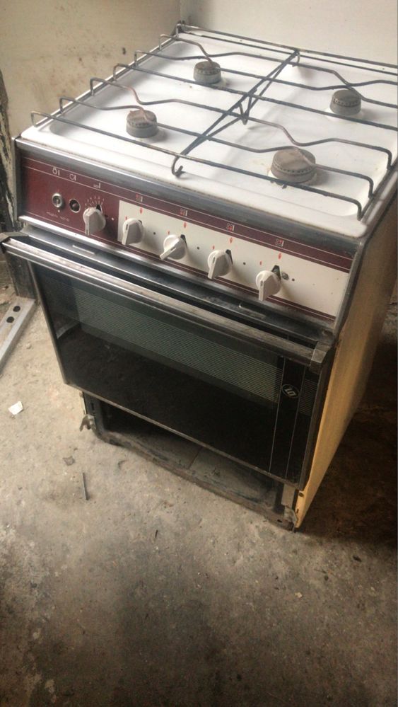 Продам газовую 4 конфорочную плиту!
