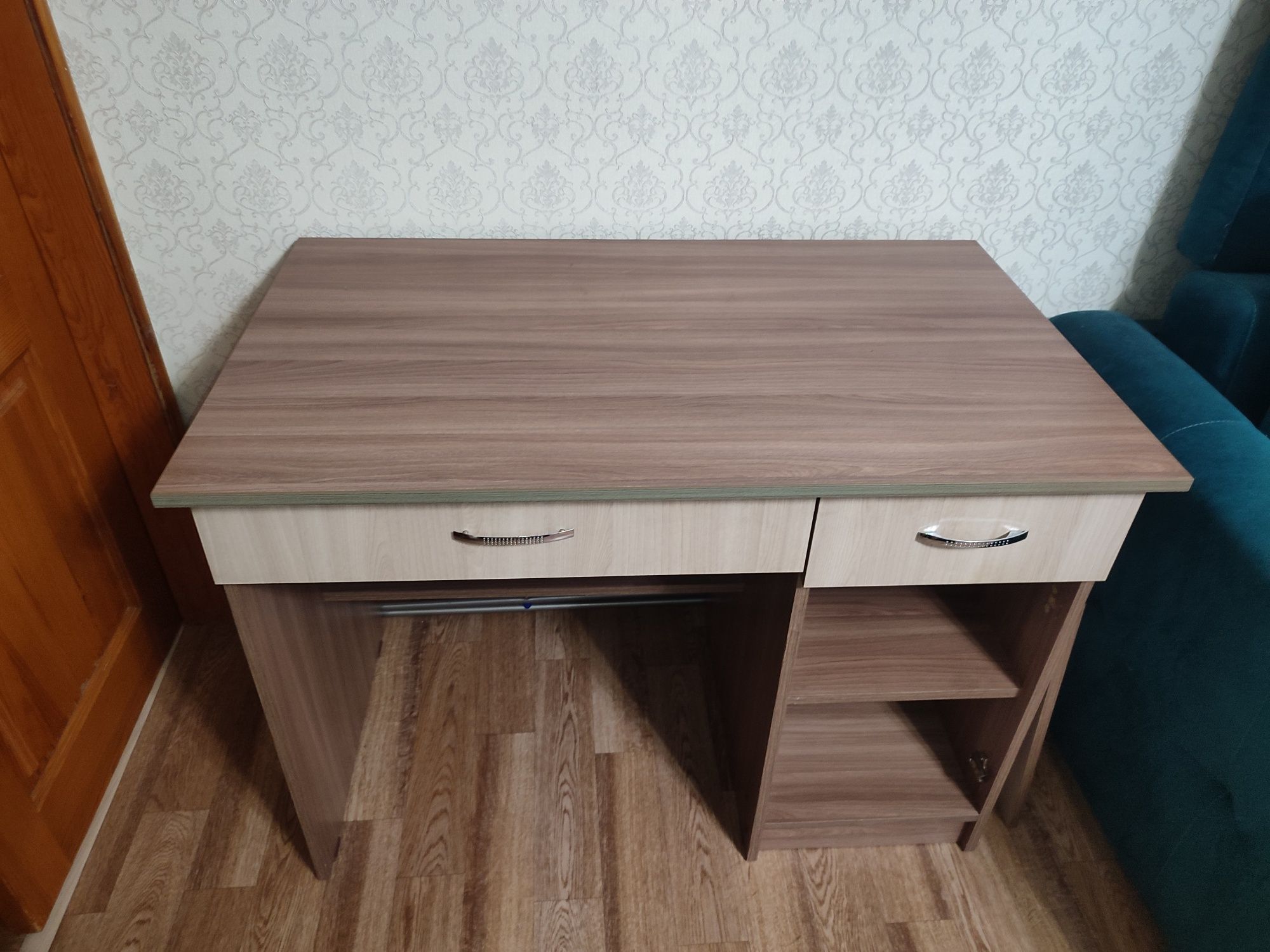 Письменный стол.