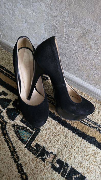 Продаю замшевые лабутены