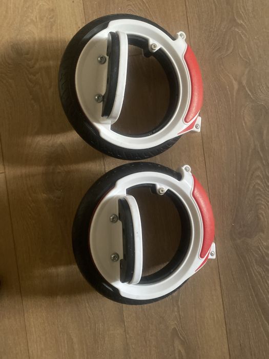 Роликовые коньки 380980 красный цвет . Ни разу не использовались .