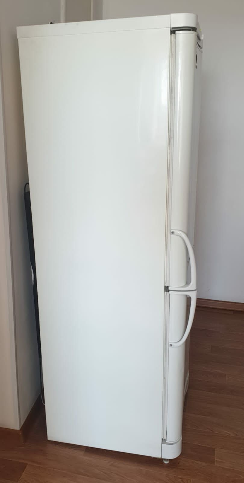 Продаётся холодильник Indesit