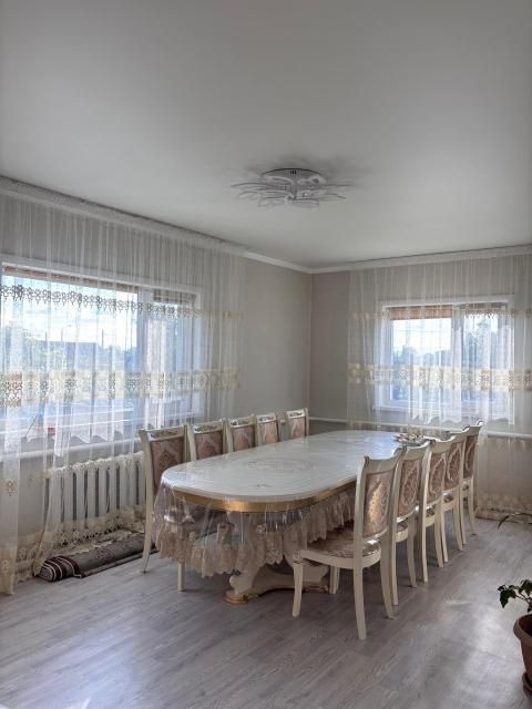 Продам стол со стульями для зала