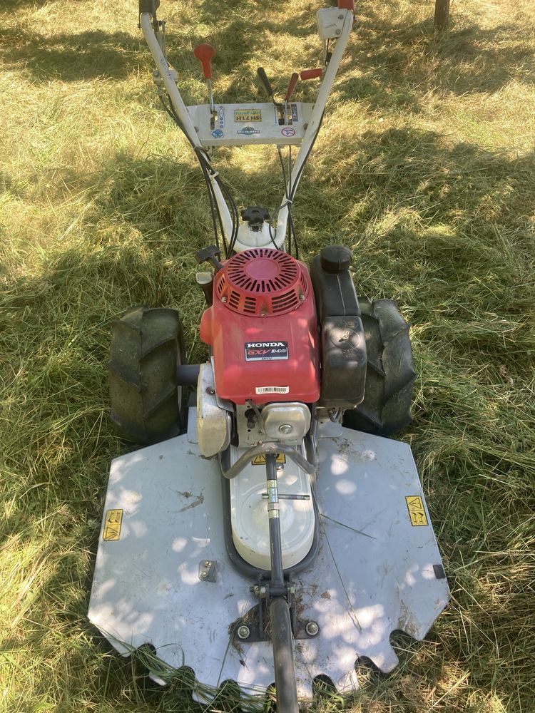 Vind cositoare tocatoare HONDA de iarba mare printre pomi