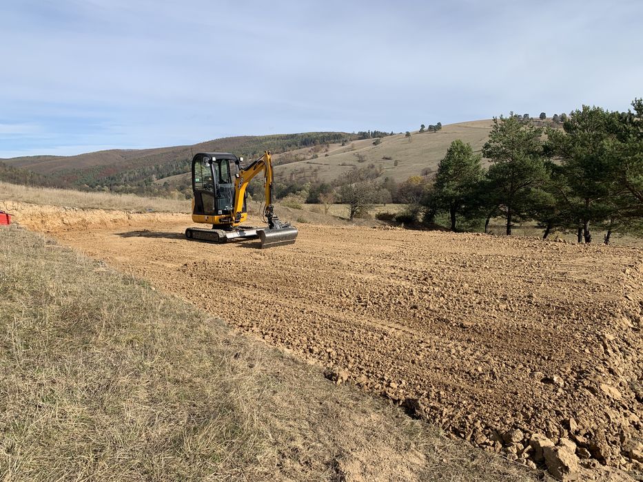 Inchiriez miniexcavator cu operator