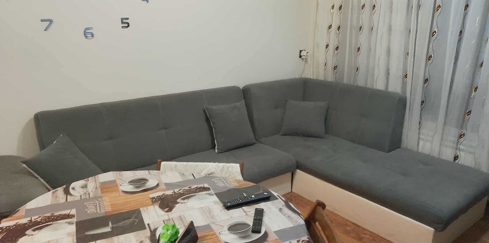 продавам ъглов диван с маса