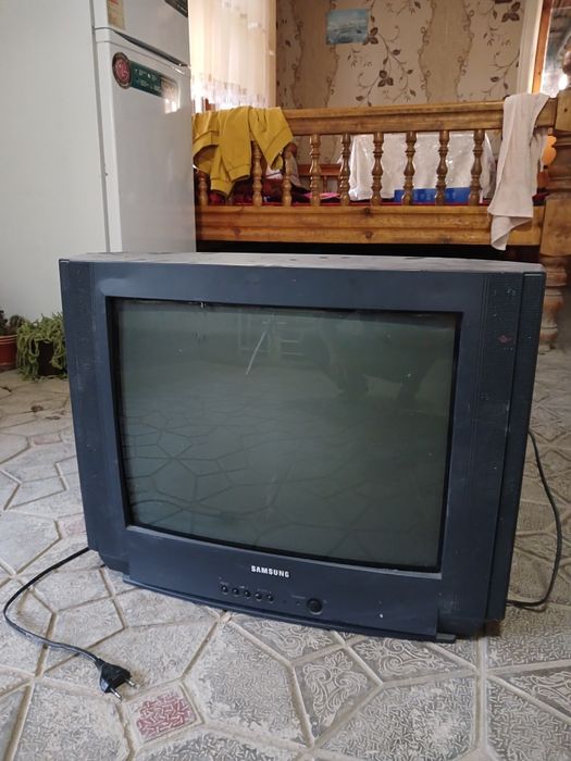 Televizor sotiladi