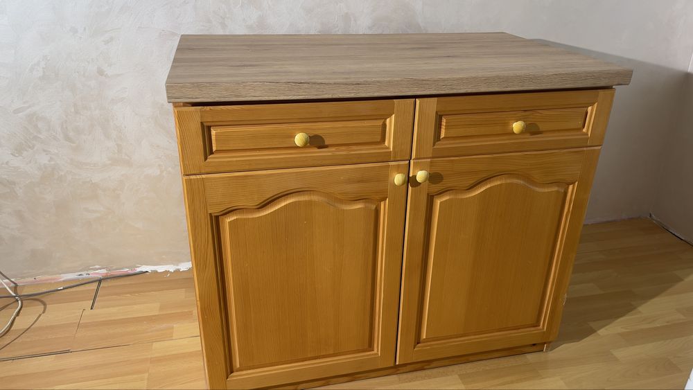 Шкаф от чам с термоплот със горен ред шкафчета.