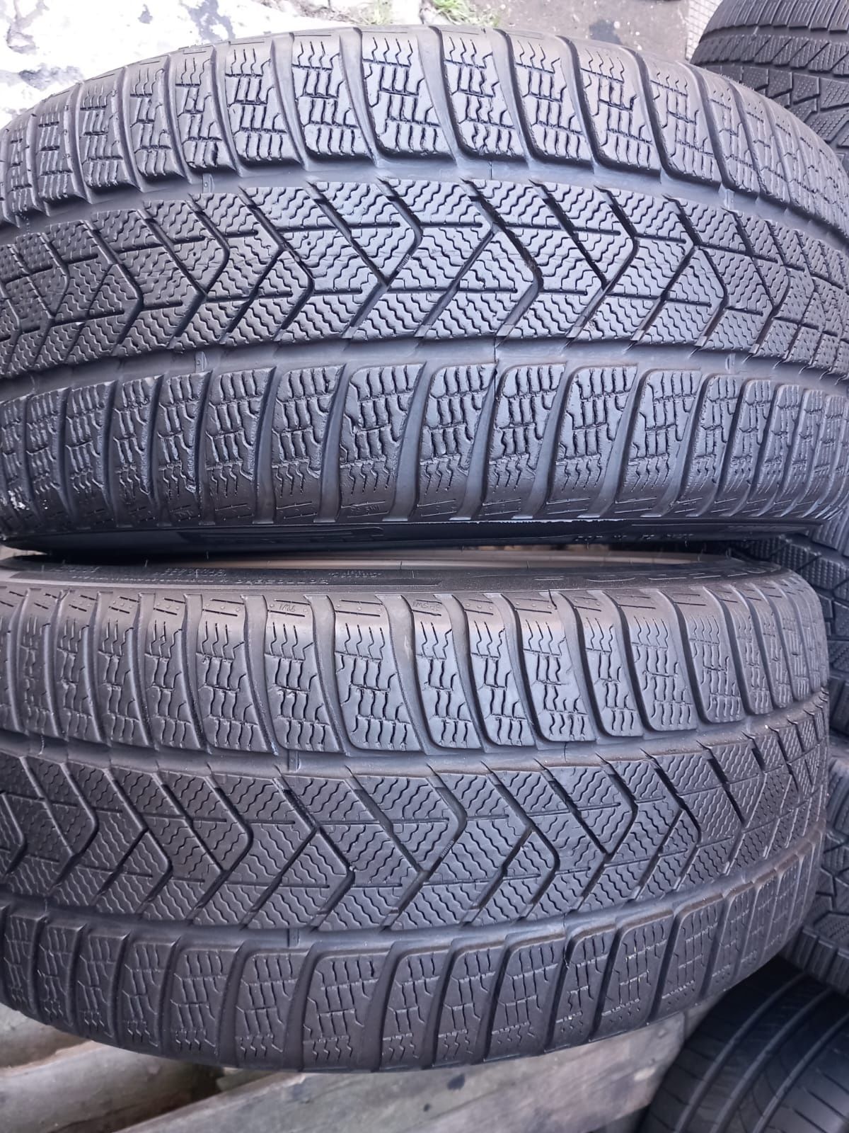 4 anvelope 235/40r19 iarnă marca Pirelli, preț 250 lei bucata