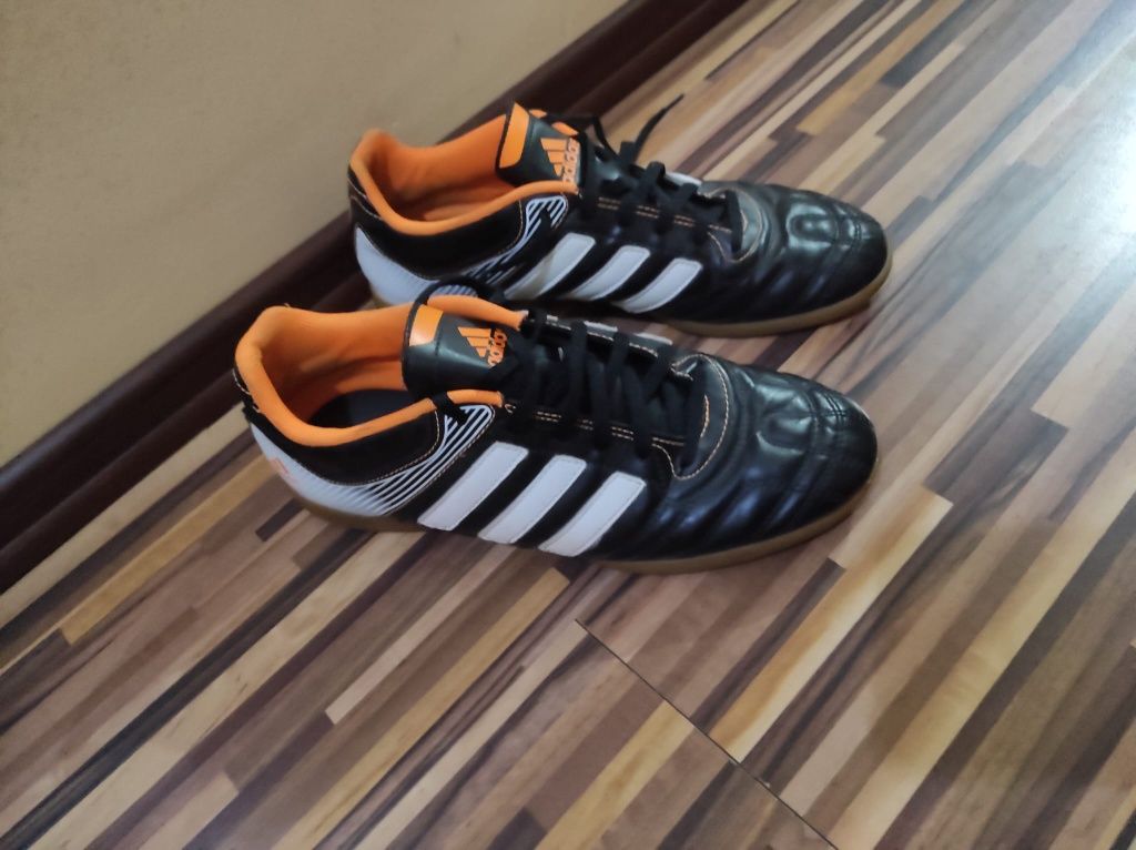 Ghete fotbal sala Adidas, mărimea 40,5(26cm)