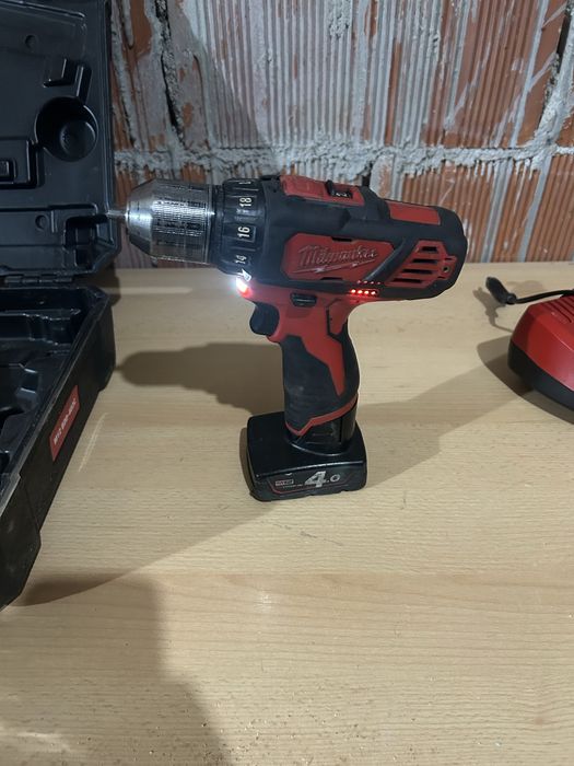 Vand urgent Milwaukee m12 BDD-402C vand pentru minim 525 lei
