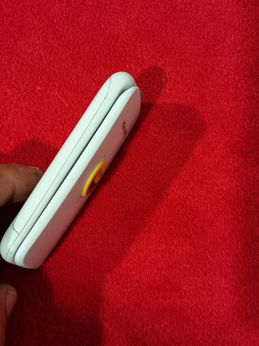 Telefon cu clapeta karbon cu încărcătorul original