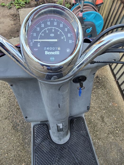 Scuter benelli de 49 cm