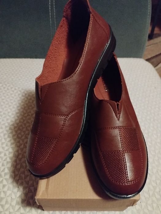 Pantofi noi de piele