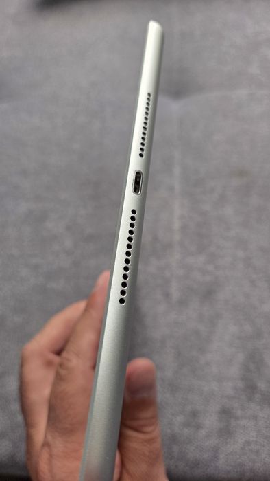 iPad 5 (5th gen) 32GB, Wi-Fi + 4G, 95% baterie, Silver stare excelentă