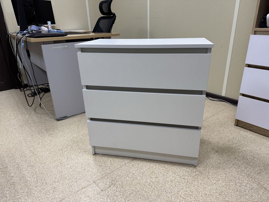 Продам белый комод с выдвижным ящиками