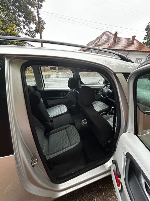 Vând Skoda Roomster