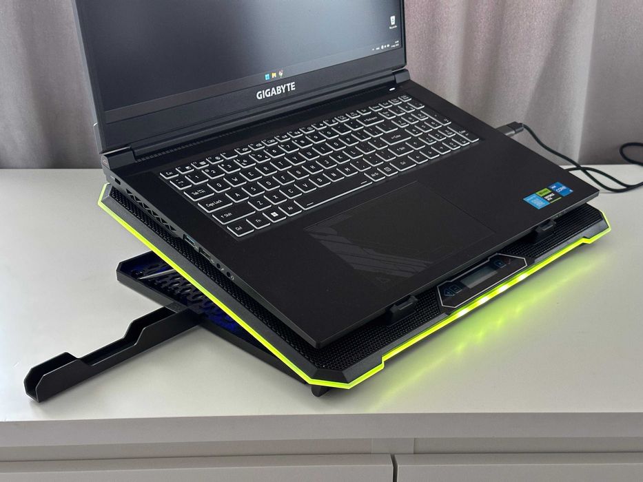 Laptop Gaming GIGABYTE G7 KF, RTX 4060, 32GB RAM, 2TB SSD + Cooler