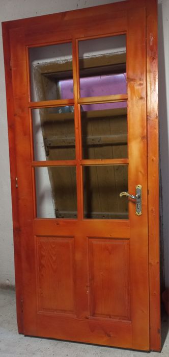 Vand geam și usa lemn cu obloane