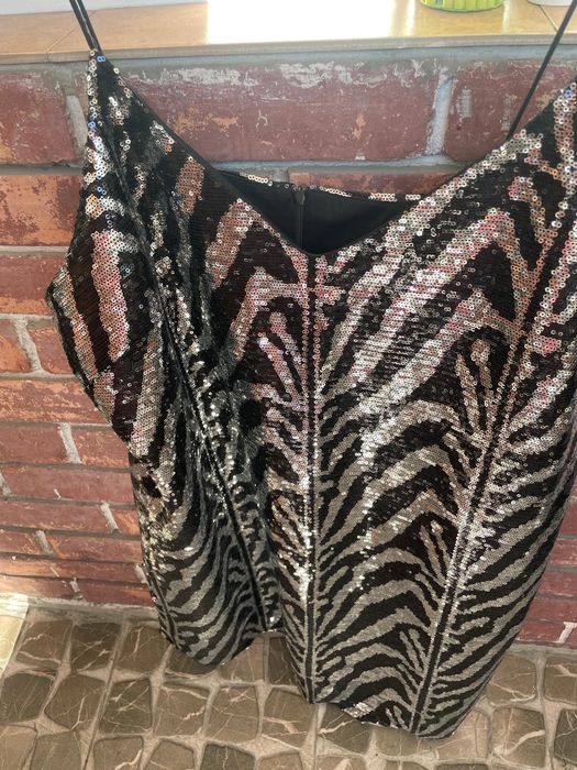 Нова много елегантна рокля на Mango Vioлета подходяща за официални пов