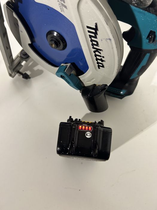 Makita DHS 680 circular de mana