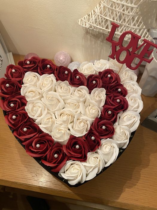 Aranjamente cu flori de sapun si ursuleti din trandafiri de spuma